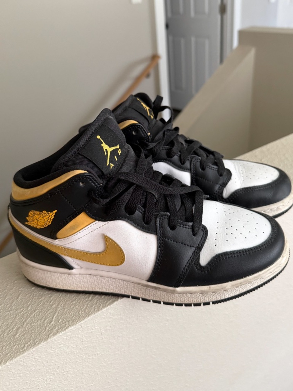 2021 Air Jordan 1 Mid 'Black University
Gold’ size 5y, 6.5 women’s